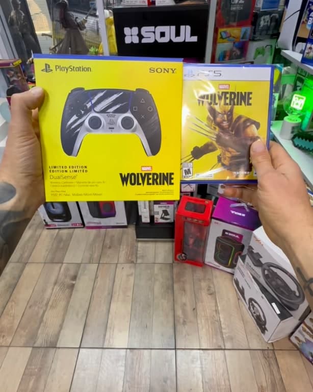 Un joystick DualSense edición Wolverine en su caja