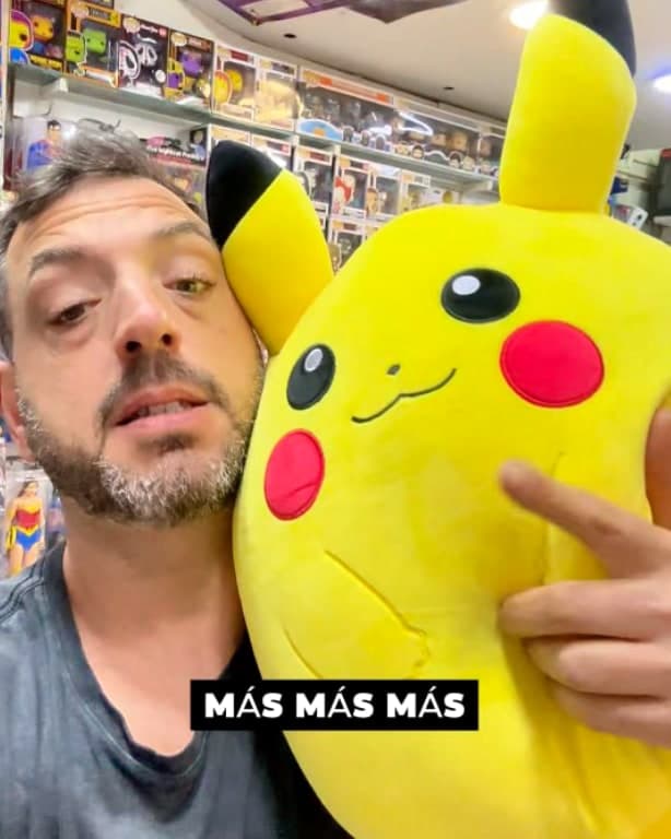 Un peluche de Pikachu en el local