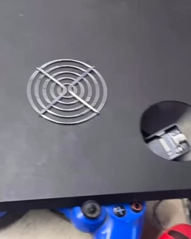 El ventilador de una PS5 abierta durante un service