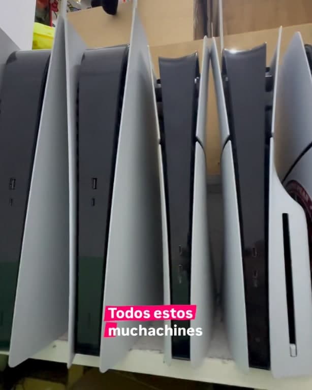 Consolas PS5 Slim en fila sobre el mostrador