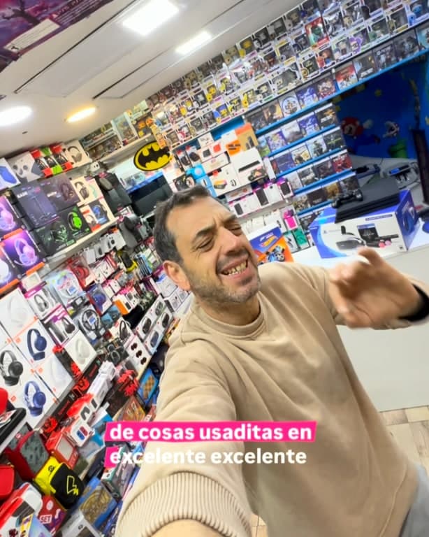 Las estanterías del local, llenas de joysticks, auriculares y juegos